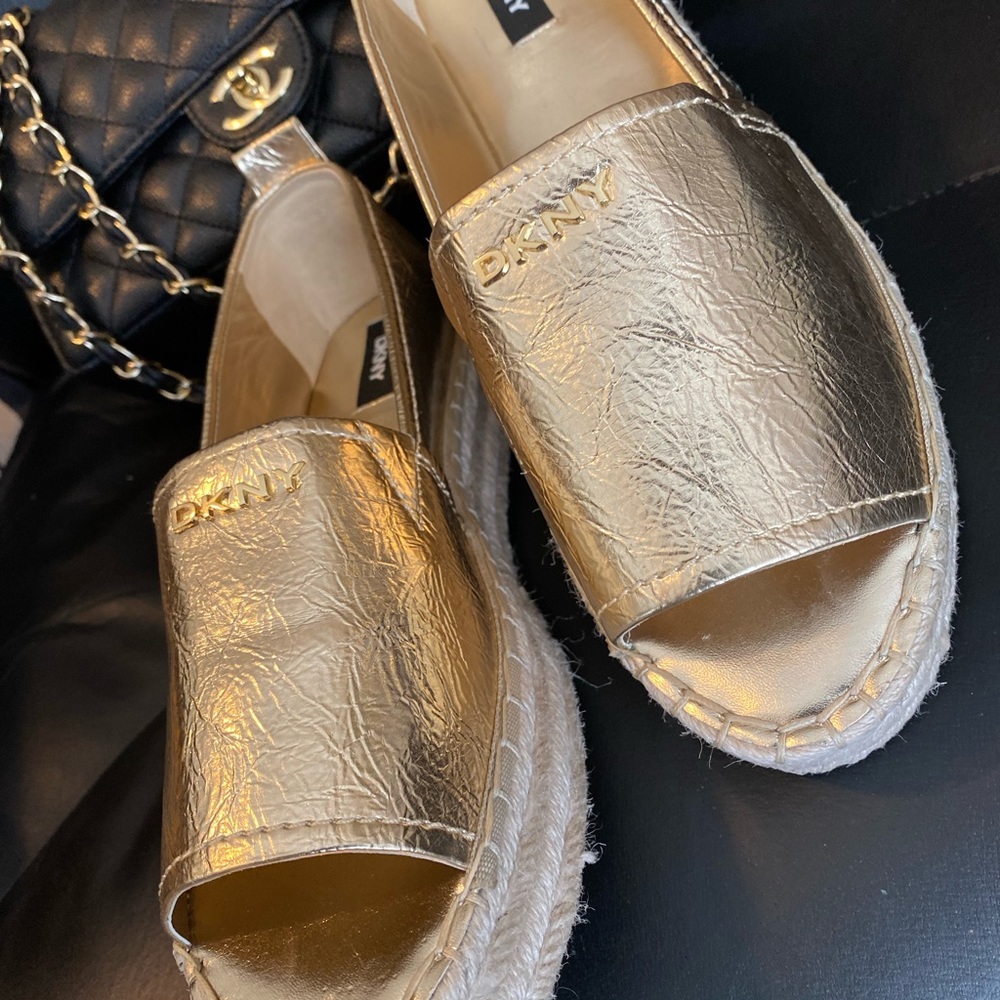 Stop traffic in a DKNY golden leather, peep toes espadrilles 😌 - Picture 4 of 12